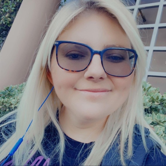 Meet your Posher, Olivia - Picture 1 of 1